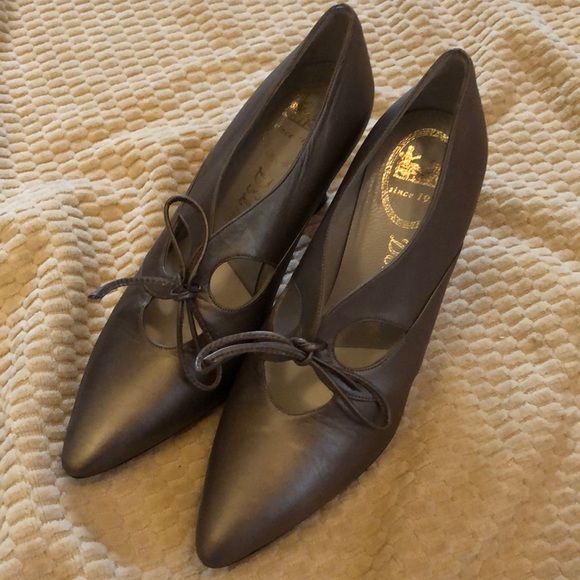 🤎Delman Bronzy gray structured pumps with sculpted heels, butterfly detail/tie - Picture 1 of 9
